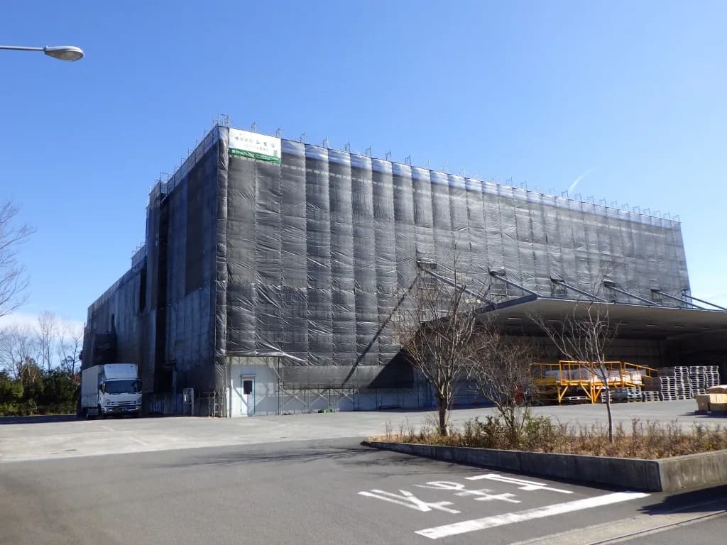 工場・倉庫の屋根および設備のリニューアル現場